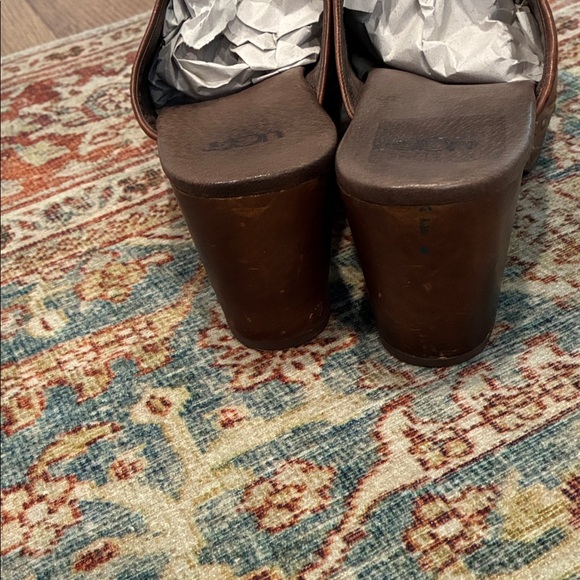 UGG  Leather clogs with wooden heels - Picture 3 of 9